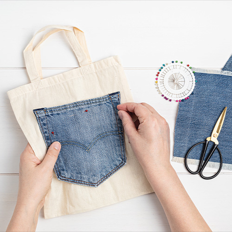 Upcycling - co to jest? Przykłady i pomysły na drugie życie dla ubrań, zabawek i mebli